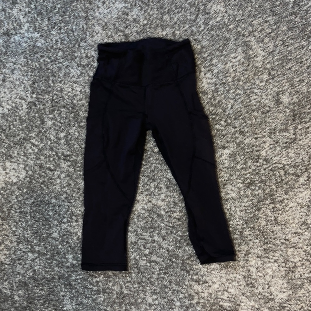 Black Lululemon Cropped Leggings 19 ins